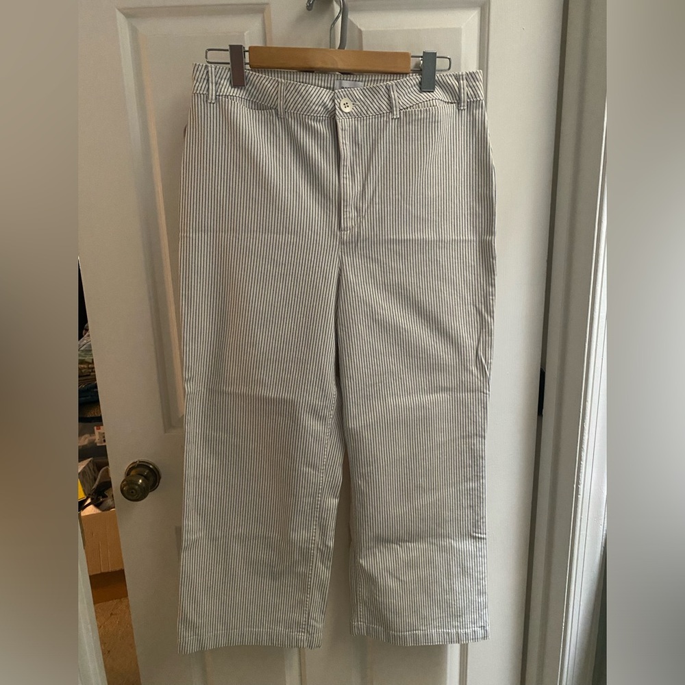 White crop pants